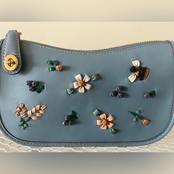 SOLD!!! Coach Swinger 20 With Floral Embroidery - Picture 3 of 10